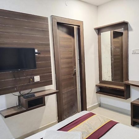 Khaleej Residency Near U S Embassy Hotel Ченай Екстериор снимка