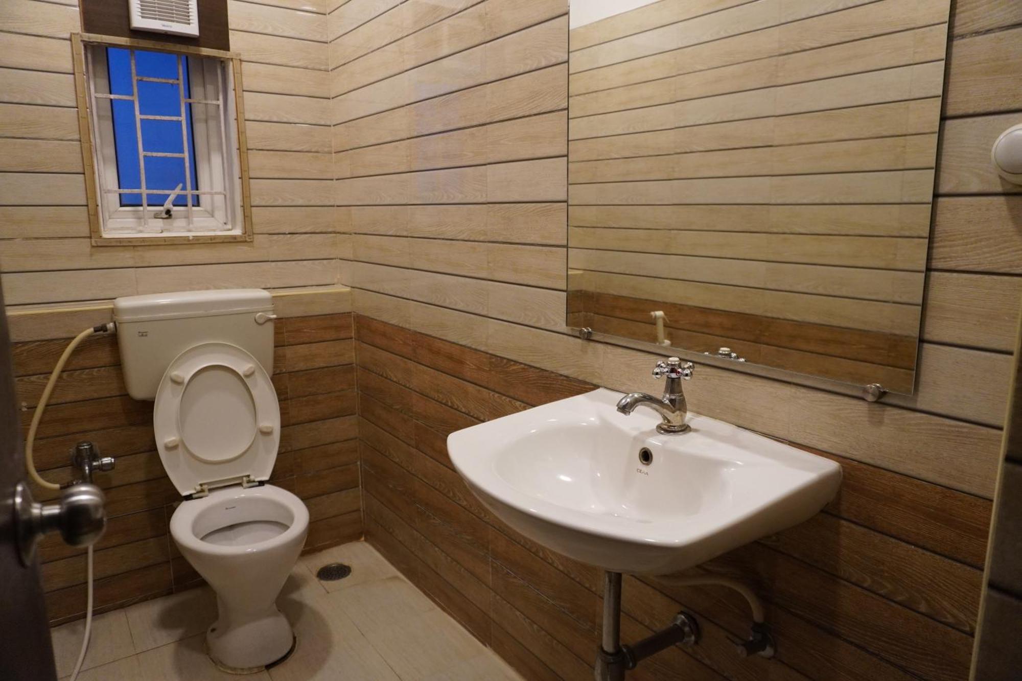 Khaleej Residency Near U S Embassy Hotel Ченай Екстериор снимка
