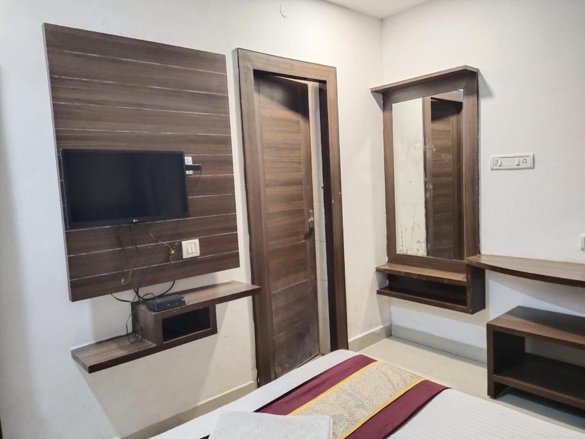 Khaleej Residency Near U S Embassy Hotel Ченай Екстериор снимка